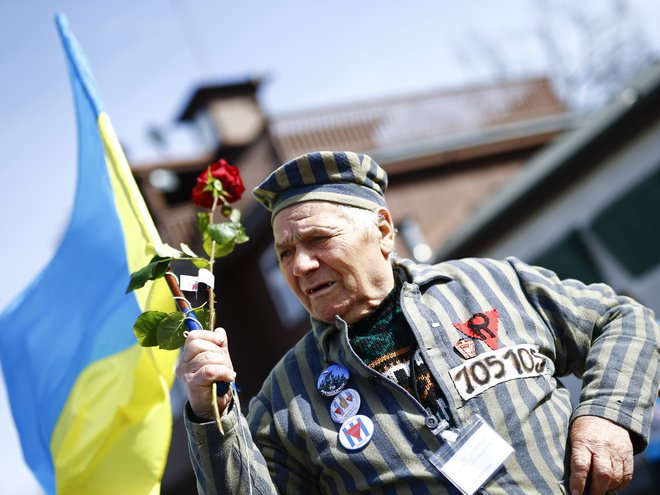 Eden od preživelih Petro Mischtschuk iz Ukrajine ob 70. obletnici ovsvoboditve aprila leta 2015. FOTO: Kai Pfaffenbach/Reuters