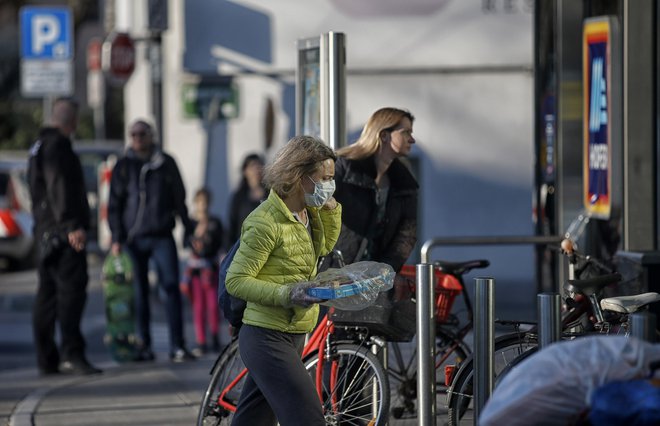 Na ministrstvu za zdravje, kot vse kaže, razmišljajo le o nadzoru gibanja tistih, ki bi jim bila odrejena karantena ali izolacija zaradi bolezni. FOTO: Blaž Samec