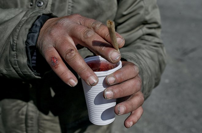 Potem ko se zaprli dnevni centri za brezdomce, imajo ti veliko manj možnosti. Foto: Blaž Samec