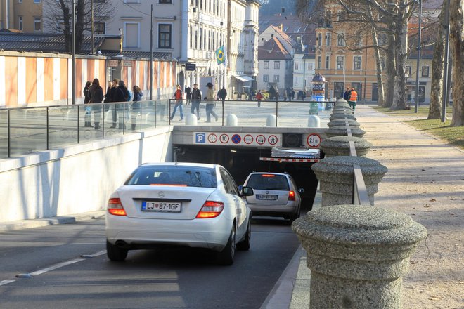 Garažna hiša pod Kongresnim trgom velja za eno najcenejših v mestnem središču, zato je tudi dobro zasedena. Foto: Leon Vidic