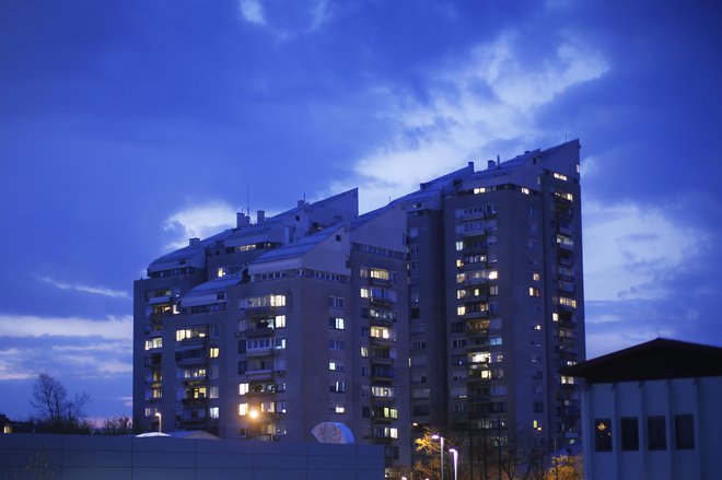 Ne smemo v letala, metroje in na avtobuse, ne smemo na stadione, v kinodvorane in na koncerte, tudi demonstrirati ne. FOTO: Jure Eržen