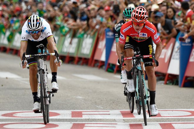 Primož Roglič (desno), Alejandro Valverde (levo) in drugi kolesarski asi so se znašli na močnem prepihu. FOTO: AFP