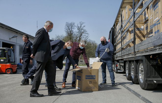 Že dopoldan je pristalo prvo letalo z zaščitno opremo, ki jo je za državo priskrbelo podjetje Joca Pečečnika. FOTO: Blaž Samec