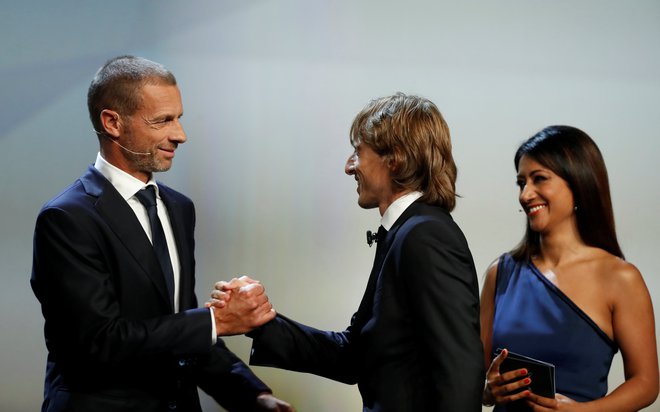 Uefin predsednik Aleksander Čeferin in najboljši nogometaš lige prvakov Luka Modrić. Foto Reuters