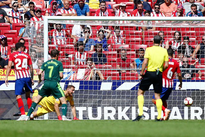 Atleticov vratar Jan Oblak (v rumenem) je bil skupaj s soigralci razočaran po tekmi z Eibarjem.