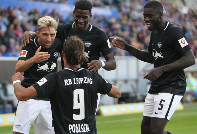 Takole se je danski napadalec Yussuf Poulsen zahvalil podajalcu za odločilni gol Kevinu Kamplu (levo). Foto AFP