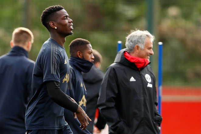 Paul Pogba (levo) in Jose Mourinho sta se pred dnevi sprla, zdaj morata strniti moči za današnjo tekmo Manchester Uniteda z Valencio.<br />
FOTO: Reuters