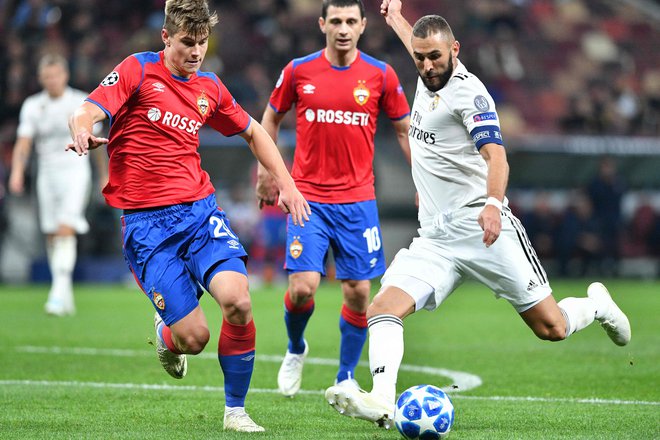Jaka Bijol (levo) se je ustalil v zasedbi CSKA. Na zadnji tekmi lige prvakov je večkrat blokiral tudi strel Karima Benzemaja.
