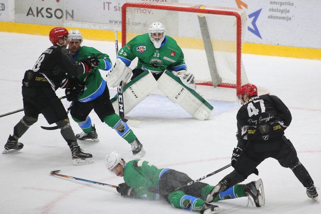 Hokejisti Olimpije so tokrat prepričljivo zmagali na Jesenicah. FOTO: Tomi Lombar/Delo