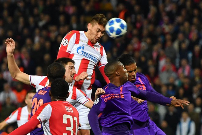 Milan Pavkov, 24-letni orjak Crvene zvezde (193 cm), je z visokim skokom ugnal Liverpoolovo obrambo. FOTO: AFP