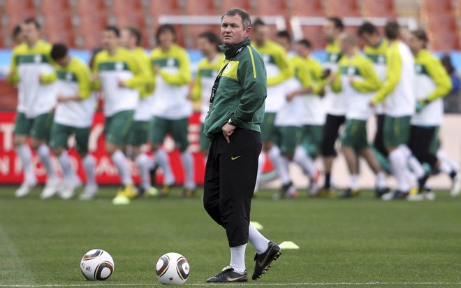 Selektor Matjaž Kek med treningom slovenske reprezentance na svetovnem prvenstvu v Južni Afriki. FOTO: Reuters