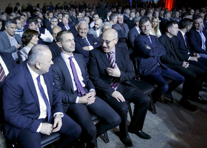 Pred predsednikom UEFA Aleksandrom Čeferinom (v sredini), predsednikom NZS Radenkom Mijatovićem (levo) in predsed&shy;nikom OKS Bogdanom Gabrovcem so tudi v letu 2019 veliki nogometni in športni izzivi. FOTO: Roman Šipić/Delo