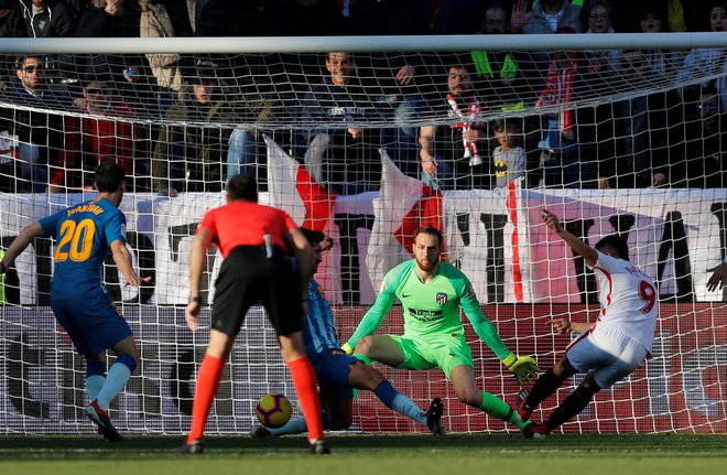 Jan Oblak (v zelenem) je bil ob prejetem golu nemočen; takole je streljal na njegova vrata Wissam Ben Yedder. FOTO: Reuters