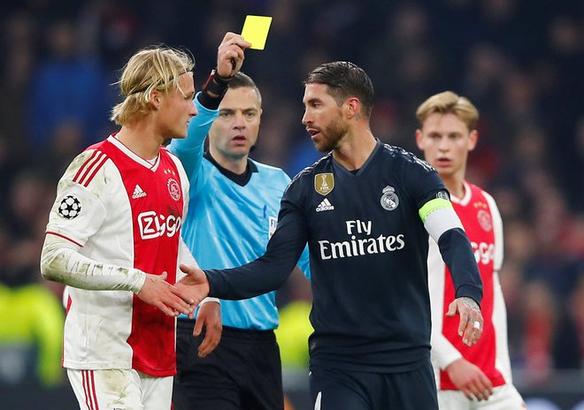 Sergio Ramos naj bi namerno storil prekršek za rumeni karton, da bi izpustil povratno tekmo z Ajaxom in pričakal četrtfinale brezmadežen. Njegovo potezo bi lahko proučila tudi Uefa. FOTO: Reuters