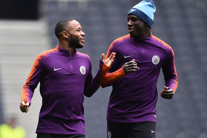 Raheem Sterling (levo) in Benjamin Mendy sta kramljala med sinočnjim treningom Manchester Cityja.&nbsp;FOTO: AFP