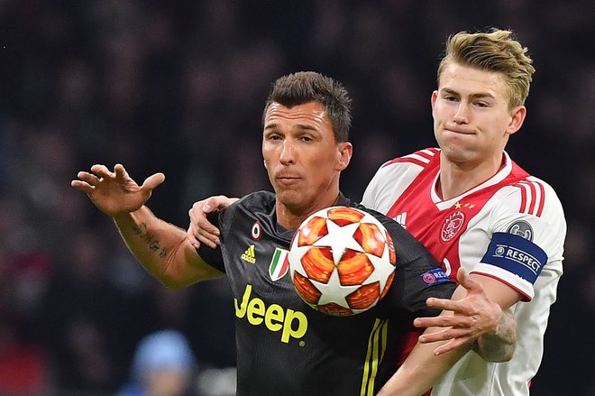 Mario Mandzukić je okusil moč Ajaxovega branilca Matthijsa De Ligta, čigar junijski podpis lovi prav Juventus. FOTO: AFP