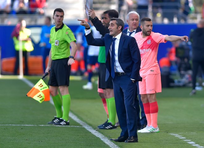 Barcelonin trener Ernesto Valverde je poslal nad Huesco rezervno enajsterico. FOTO: AFP