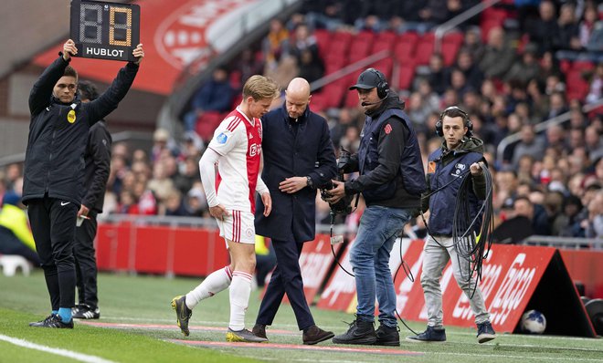 Frenkie de Jong je zapustil igrišče že v prvem polčasu in se pri tem držal za stegensko mišico. FOTO: AFP