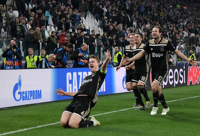 Matthijs de Ligt, Daley Blind in Dušan Tadić so se prešerno veselili obeh golov Ajaxa v Torinu. FOTO: Reuters