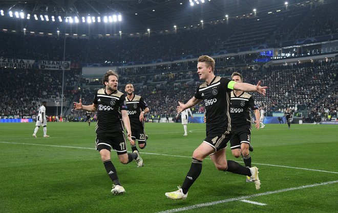 Mešanica mladosti in izkušenj: takole sta se veselila gola Ajaxa komaj 19-letni kapetan Matthijs de Ligt (desno) in deset let starejši Daley Blind. FOTO: Reuters