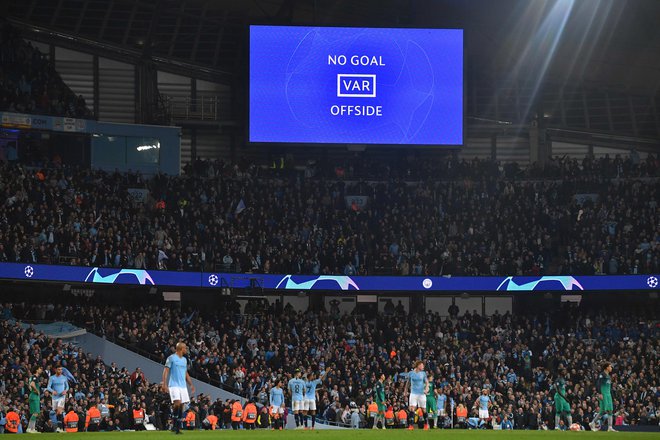 Eden od ključnih trenutkov tekme med Manchester Cityjem in Tottenhamom: sodnik je ob pomoči VAR razveljavil gol Raheema Sterlinga zaradi ofsajda. FOTO: AFP