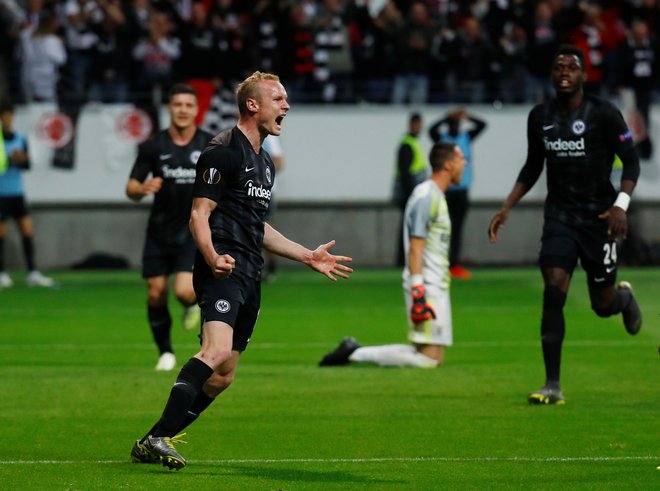 Veselju nogometašev iz Frankfurta ni bilo konca, tako je slavil strelec drugega gola Sebastian Rode. FOTO Reuters