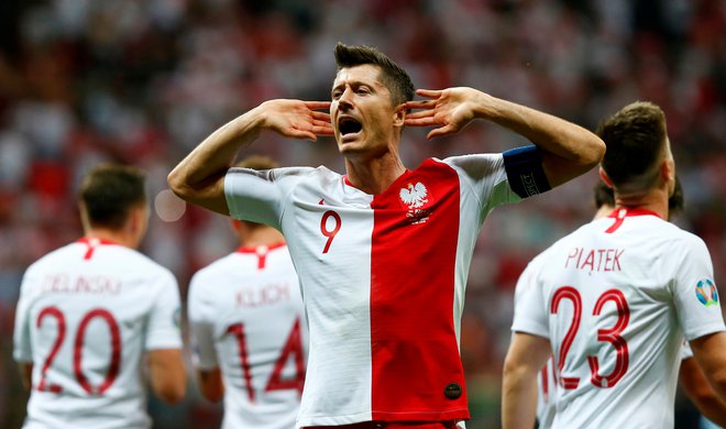 Robert Lewandowski je najbolj izkušen napadalec Poljske, njegov soigralec Krisztof Piatek pa je zabil gol več (3:2). FOTO: Reuters