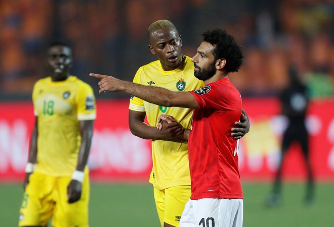 Mohamed Salah (desno) po zmagi gostiteljev nad Zimbabvejem. FOTO: Reuters