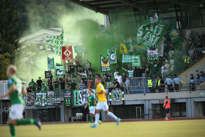 Prvi mestni derbi po dobrih devetih letih je pritegnil v Spodnjo Šiško številne privržence Brava in Olimpije (na fotografiji). FOTO: Jure Eržen