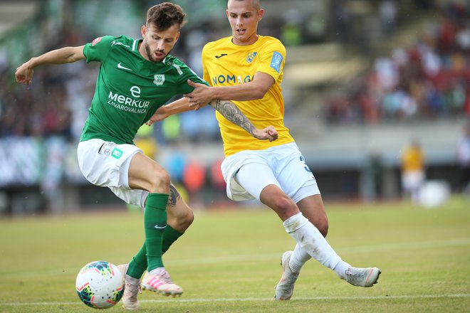 Asmir Suljić (levo) je takole vrgel na finto Almina Kurtovića in nato postavil končni izid 0:2. FOTO: Jure Eržen