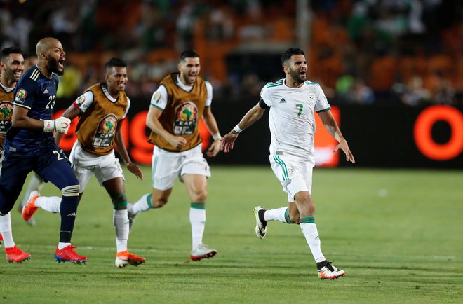 Riyad Mahrez je globoko v sodnikovem dodatku s prostega strela prinesel zmago proti Nigeriji. FOTO: Reuters