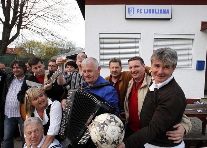 Med preprostimi ljudmi in navijači se je Marko Elsner (desno) vedno odlično počutil. FOTO: Matej Družnik/Delo