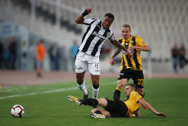 Grški navijači so znani po svoji lojalnosti, tudi Aekovi, čigar nogometaši igrajo v črno-rumenih dresih. FOTO: Reuters