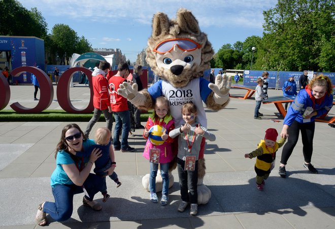 Tako živahno je bilo v St. Peterburgu pred dvema letoma ob volku Zabivaki, maskoti Rusije 2018. FOTO: AFP