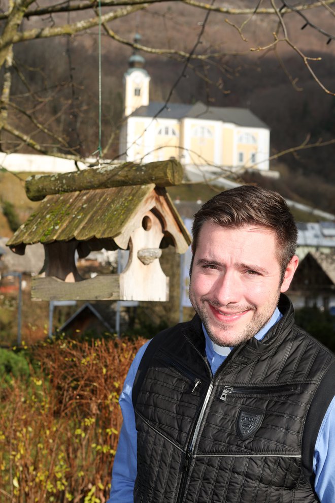 Gorski župnik Martin Golob in njegova farna cerkev. FOTO: Marko Feist