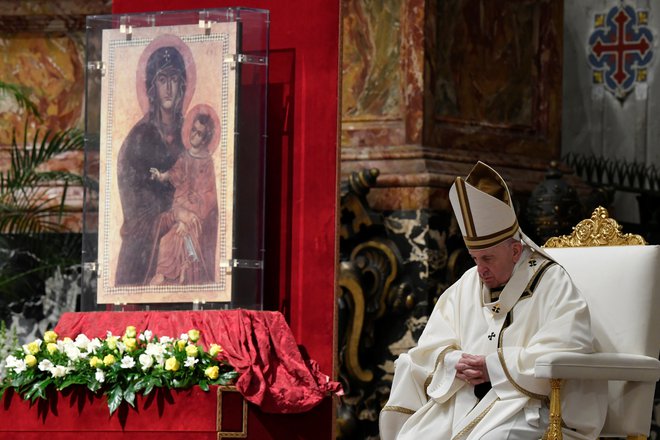 Papež Frančišek je daroval velikonočno vigilijo brez navzorčnosti množice vernikov. FOTO:&nbsp;Vatican Media/Reuters