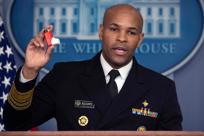 Generalni kirurg Jerome Adams opozarja na nevarnosti za afriške Američane. Foto Jim Watson Afp