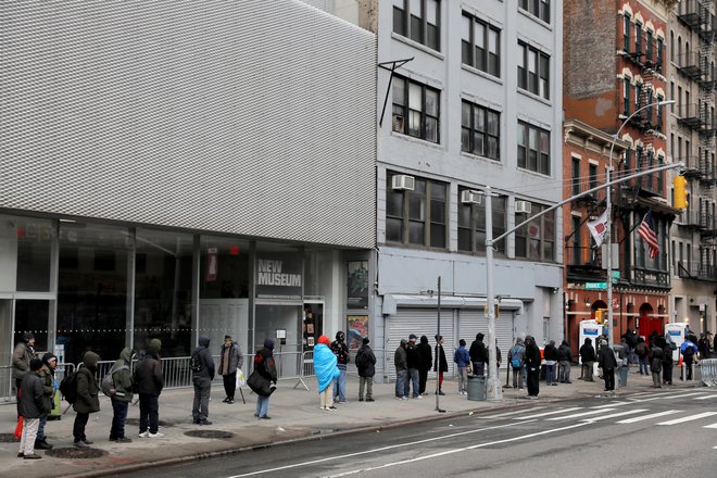 Že konec marca so se ljudje vrstili pred newyorško ustanovo za pomoč brezdomcem&nbsp;The Bowery Mission, na velikonočno nedeljo jih je prišlo še več. Foto Andrew Kelly Reuters