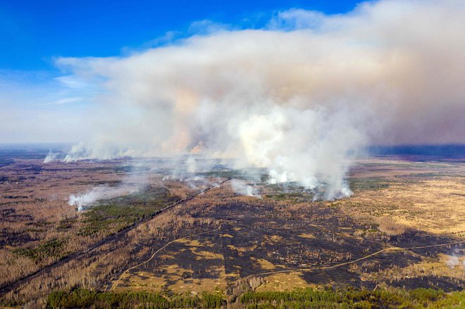 Posnetek požara, s katerim se bori okoli 400 gasilcev.&nbsp; FOTO: Volodymyr Shuvayev/AFP