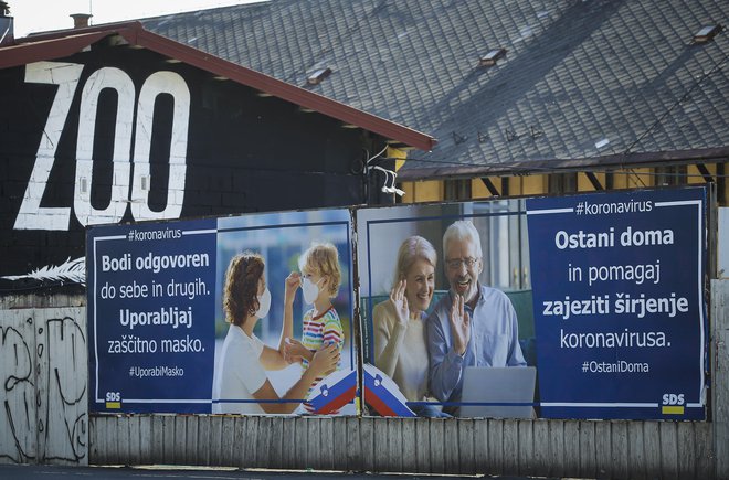 Plakati SDS so med prazniki preplavili državo in pojavile so se špekulacije ali se stranka Janeza Janše že pripravlja na morebitne jesenske predčasne volitve. FOTO: Jože Suhadolnik/Delo