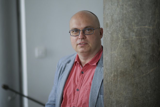 Dr. Dan Podjed (ZRC SAZU): Če bi bil tudi jaz teoretik zarote, bi verjel, da so koronavirus izumili pri Amazonu. Spletni prodajalci so dejansko zaslužkarji nove dobe. FOTO: Jože Suhadolnik