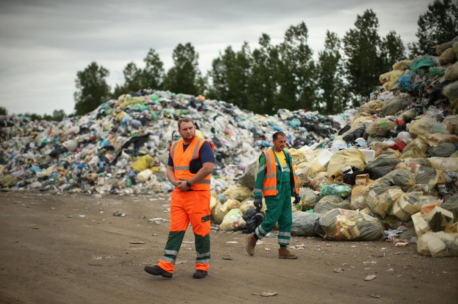 Komunalna podjetja še niso skladiščila toliko odpadne embalaže kot zdaj. FOTO: Jure Eržen/Delo