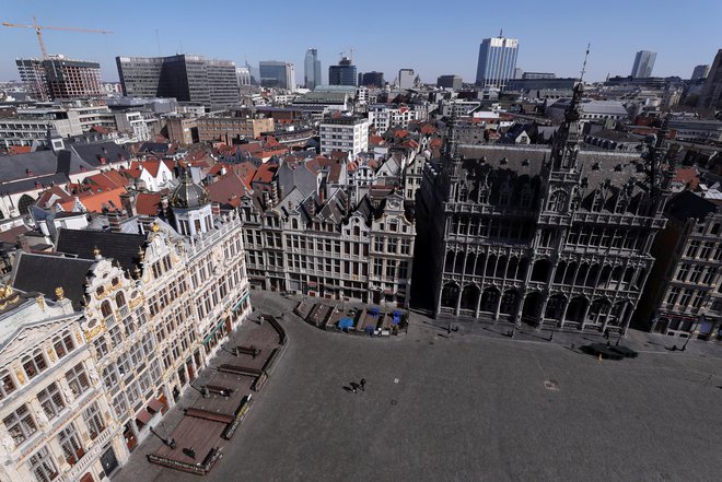 Znameniti bruseljski trg Grand Place povsem sameva. FOTO: Reuters