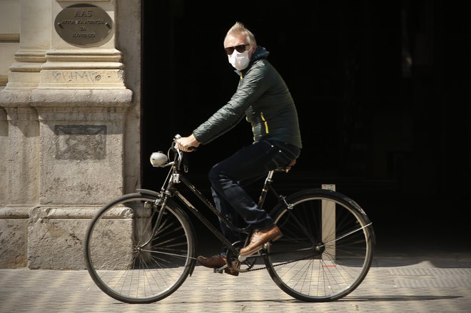 Med epidemijo je tudi pri dnevni telesni dejavnosti in vadbi pomembno, da upoštevamo splošna priporočila strokovnjakov in institucij zdravja, pri telesni aktivnosti zunaj bivališča držimo razdaljo pri srečevanju z drugimi osebami.&nbsp;FOTO: Jure Eržen