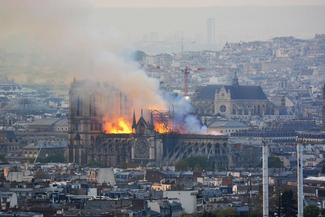 15. aprila lani je zagorelo ob 18.30. Francoski predsednik Emmanuel Macron je kmalu napovedal, da bodo notredamsko katedralo obnovili do leta 2024, ko naj bi bila še lepša kot prej. Foto AFP