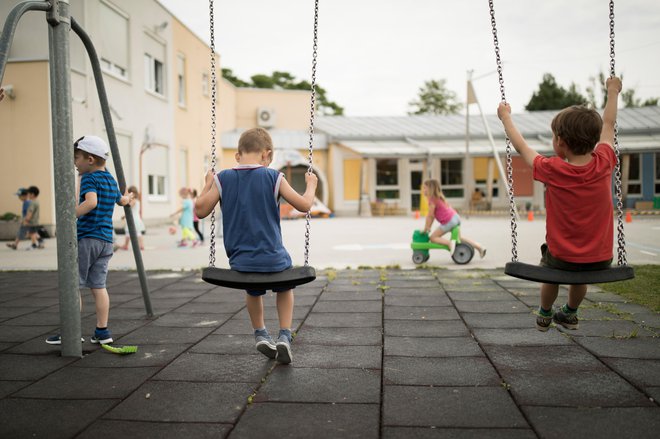 Na vprašanje, kako in kdaj bomo odpirali vrtce in šole, v Sloveniji še ni odgovora. Foto Uroš Hočevar