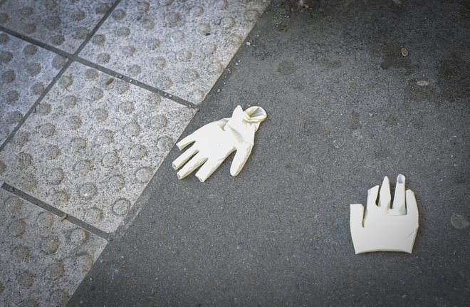 Vsiljuje se vprašanje, ali morda odprava rokavic le ni nekoliko preuranjena in preveč vseobsežna. Foto Jože Suhadolnik