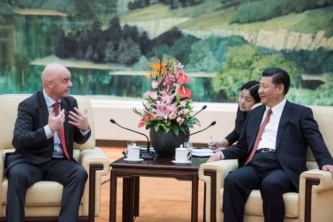 Predsednik Fife Gianni Infantino in kitajski predsednik Xi Jinping med pogovorom.&nbsp;FOTO: Reuters