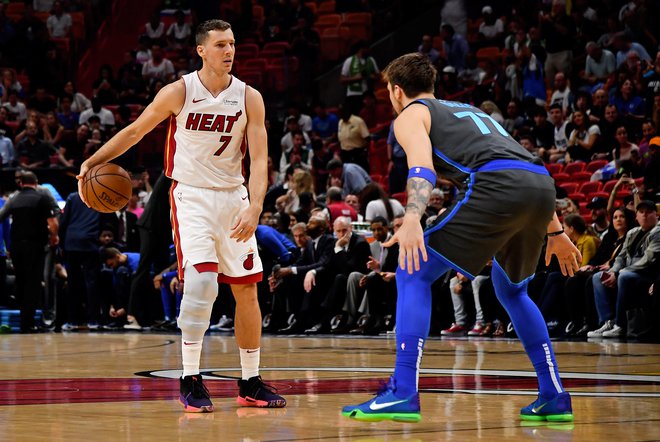 Goran Dragić (z žogo) in Luka Dončić (desno) še vedno lahko le ugibata, kdaj se bosta vrnila pod obroče. FOTO: USA Today Sports