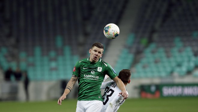 Slovenski reprezentant Roman Bezjak (levo) je spomladi za Olimpijo igral le 239 minut in dosegel en gol. FOTO: Blaž Samec/Delo